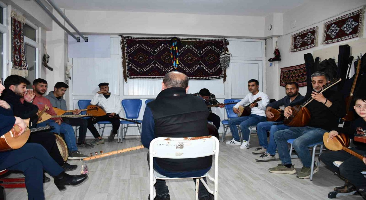Şırnakta 30 kursiyer iftar sonrası saz eğitimi alıyor