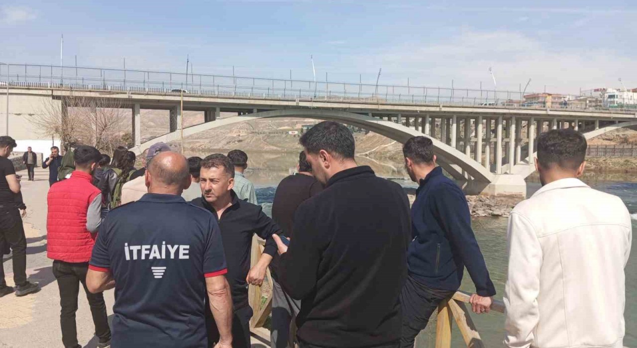Şırnakta nehre atlayan çocuğu vatandaşlar kurtardı