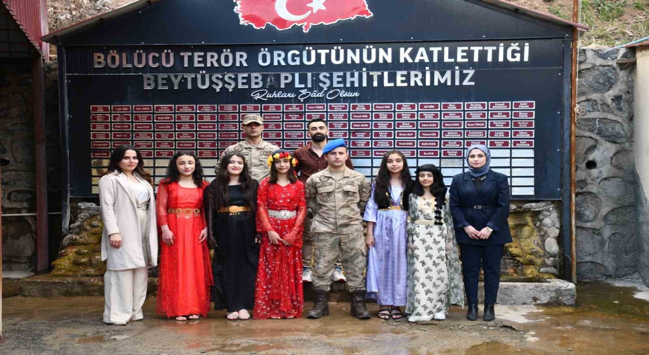Şırnakta polis, jandarma, öğretmen ve öğrenciler Çanakkale içinde türküsünü seslendirdi