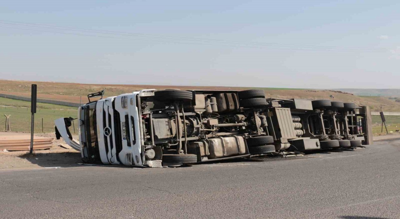 Şırnakta virajı alamayan tır devrildi: 1 yaralı