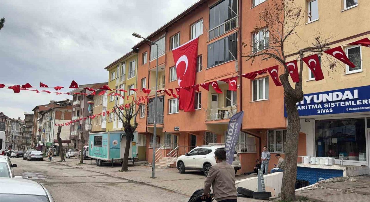 Sivasa şehit ateşi düştü, baba ocağına Türk bayrağı asıldı