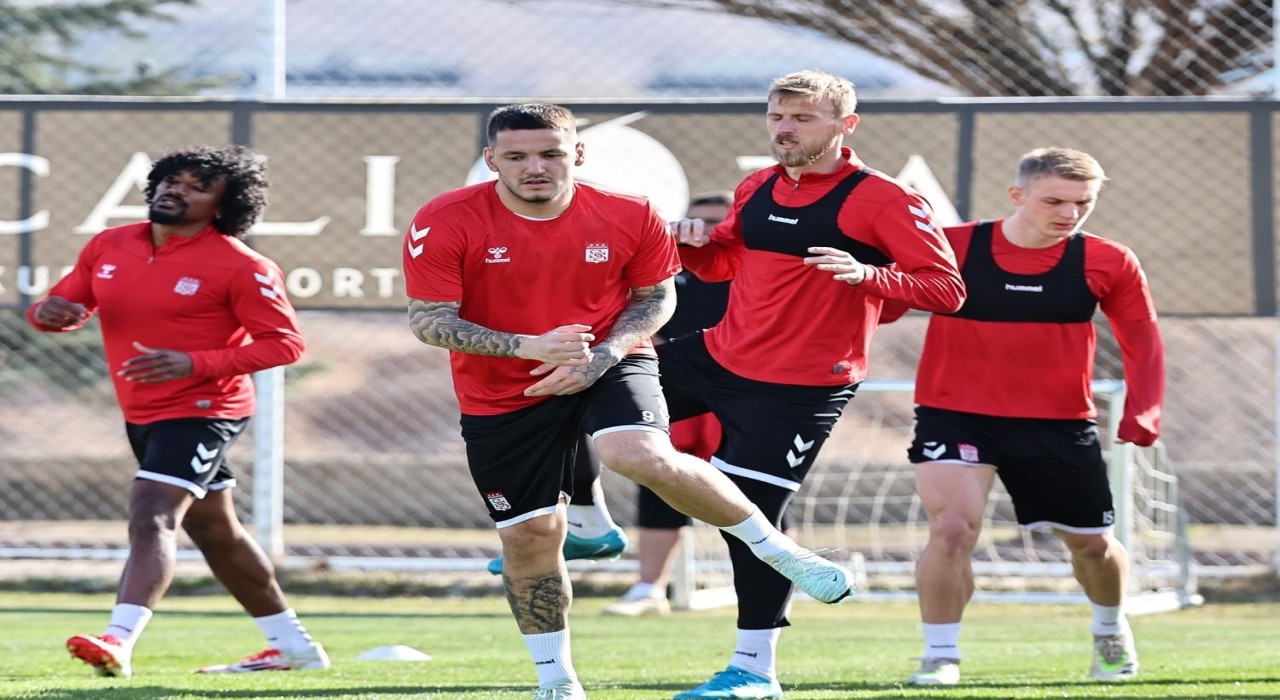Sivassporda Manaj ile Simic takımla çalışmalara başladı