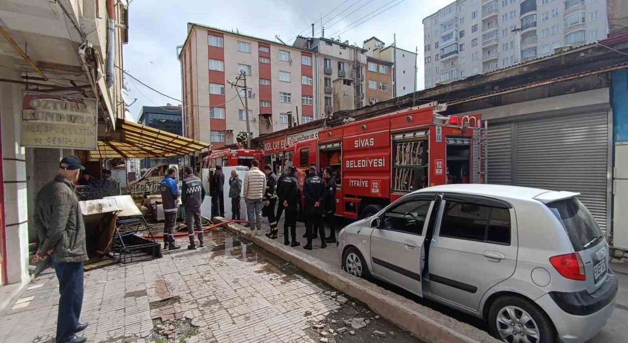 Sivasta bir iş yerinde çıkan yangın paniğe neden oldu