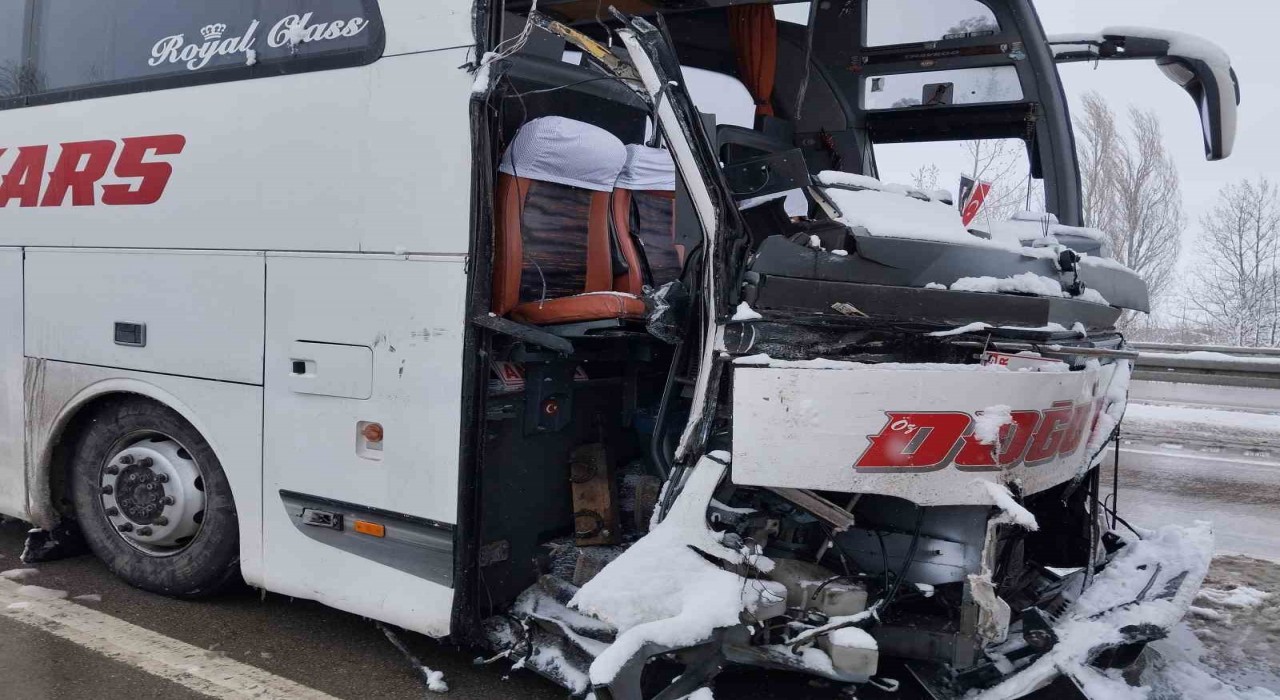 Sivasta iki yolcu otobüsü çarpıştı: 6 yaralı
