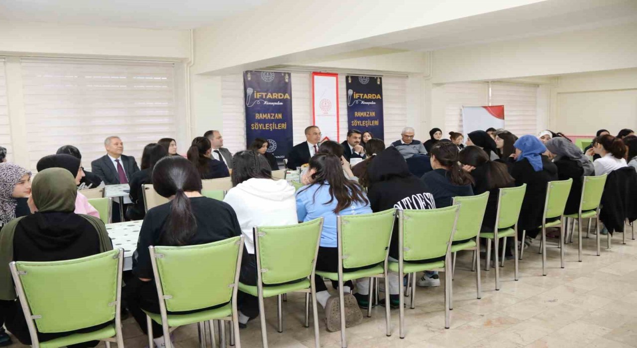 Sivasta kurum müdürleri tecrübelerini öğrencilerle paylaştı