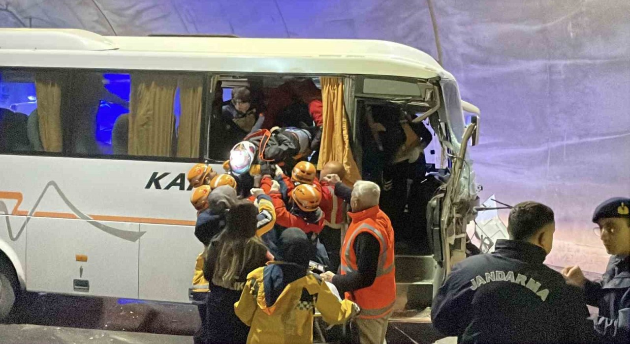 Sivasta midibüs tıra arkadan çarptı: 10 yaralı
