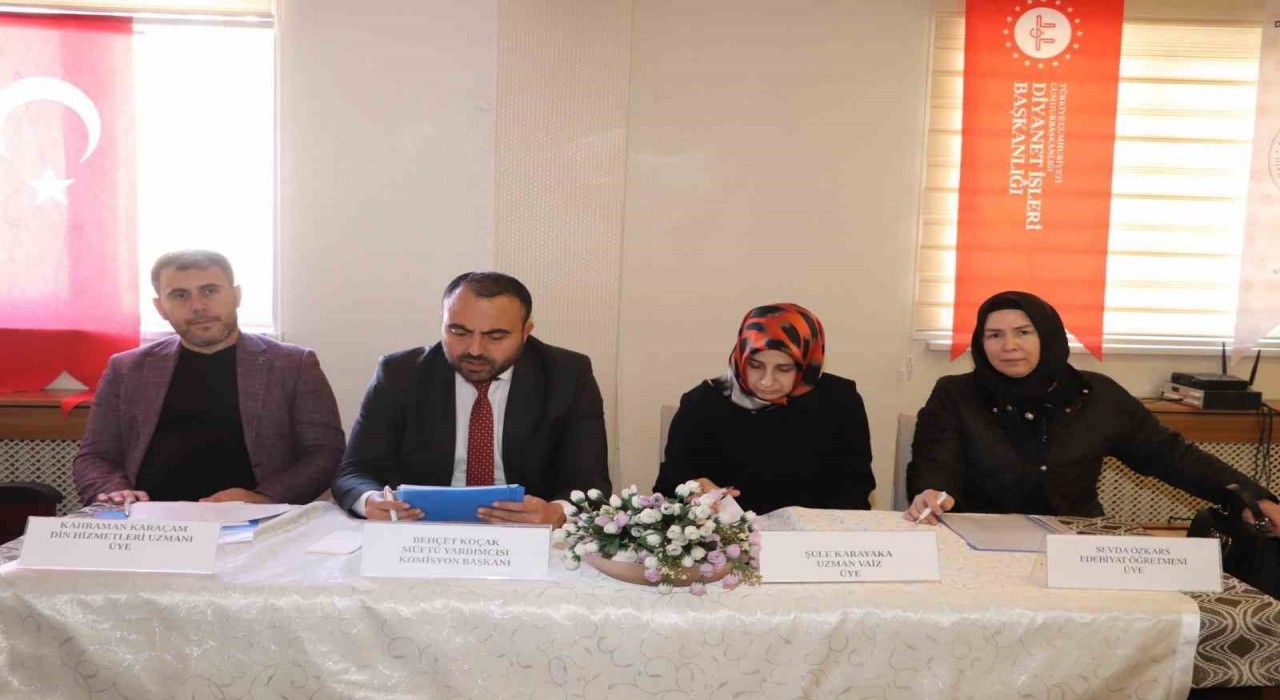 Sivasta ortaokul öğrencileri en iyi şiiri okumak için yarıştı