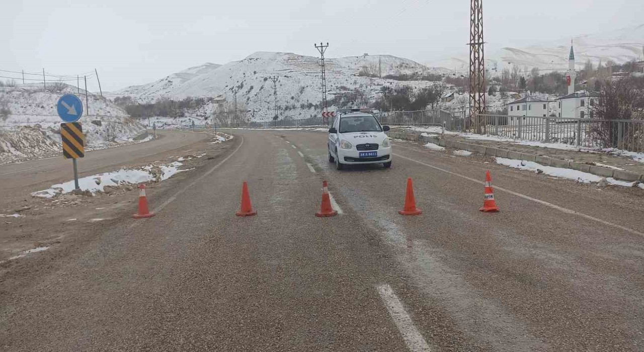 Sivasta yoğun kar yağışı ve tipi ulaşımda aksamalara neden oldu