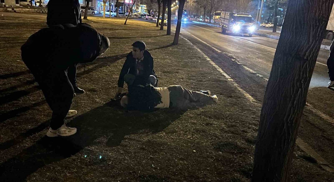 Siverekte motosiklet yayaya çarptı: 3 yaralı