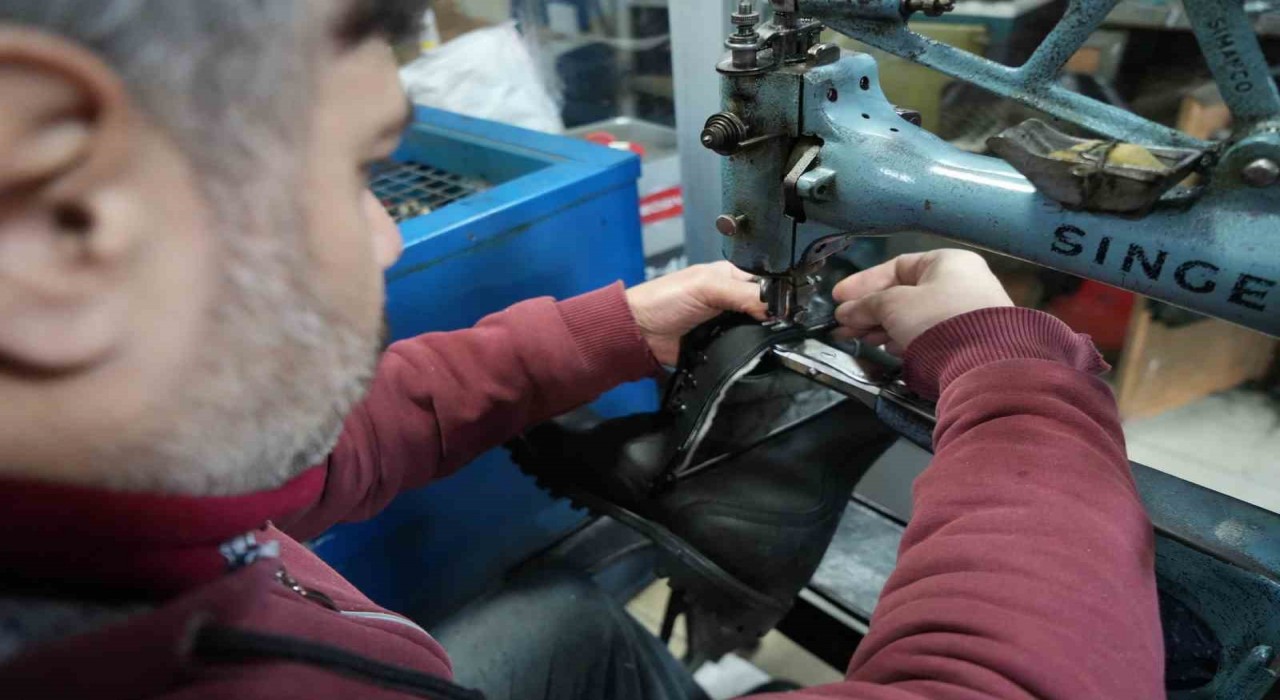 Soğuk kış, ayakkabı tamircilerine yaradı