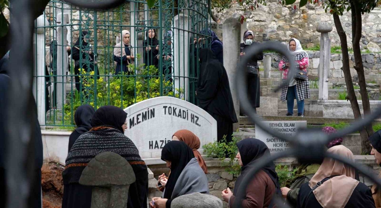 Sultangazi Belediyesi, Ramazan boyunca İstanbulun tarihi cami ve türbelerine geziler düzenledi