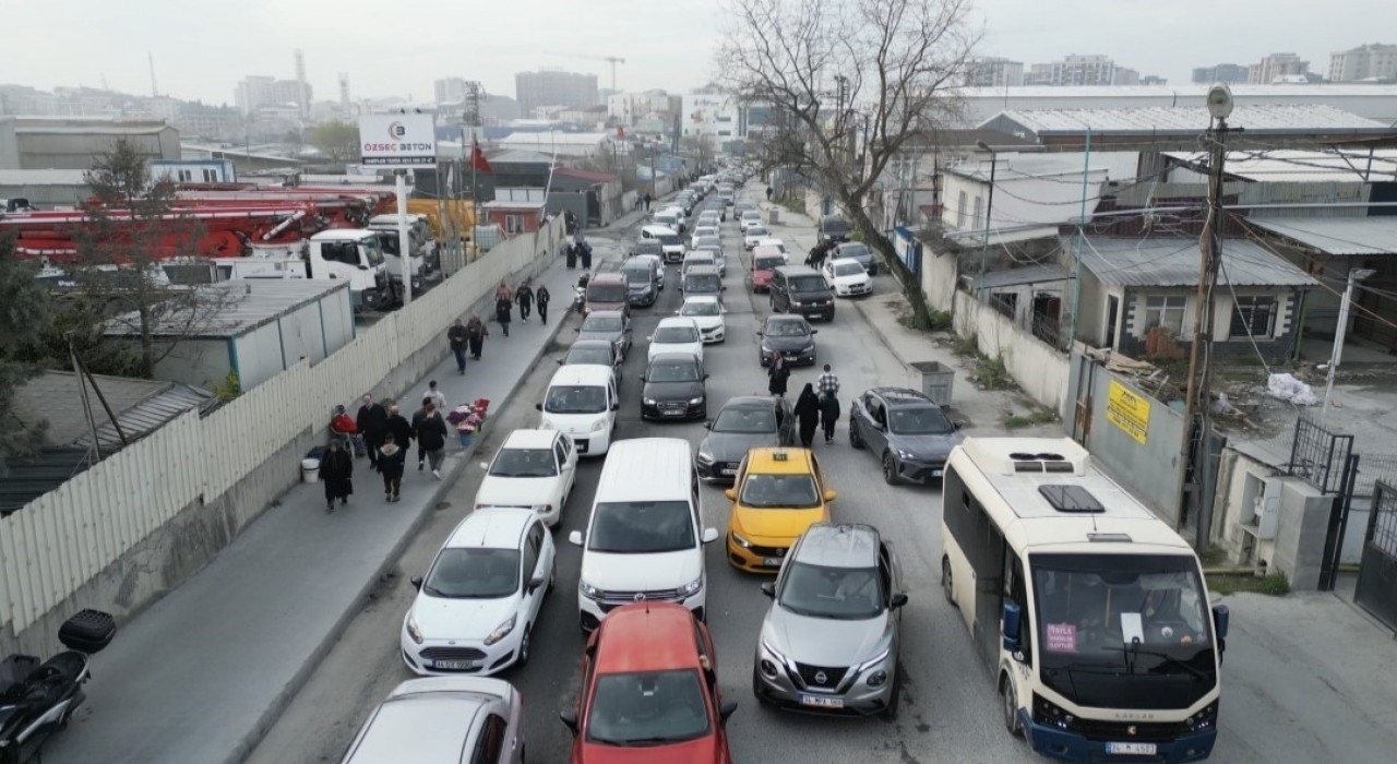Sultangazide mezarlık yolunda kilometrelerce trafik oluştu