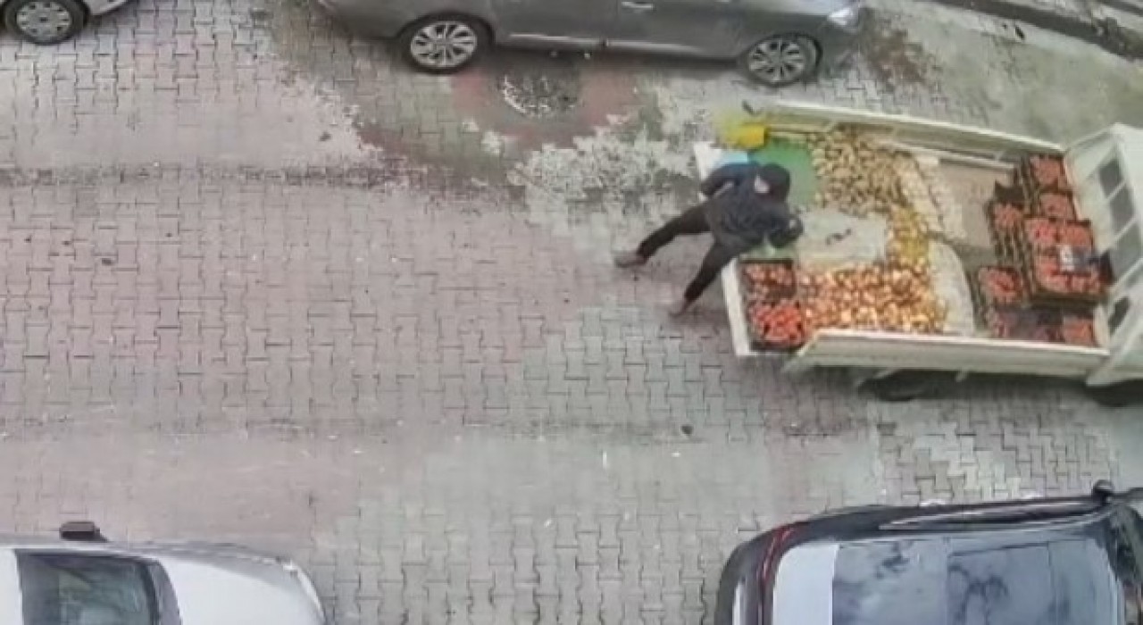 Sultangazide sebze satarken babasının kullandığı kamyonetin altında kaldı: O anlar kamerada