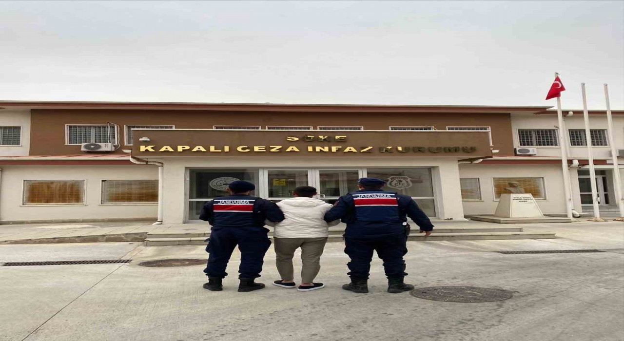 Şüphe üzerine durdurulan araçta 42 düzensiz göçmen yakalandı