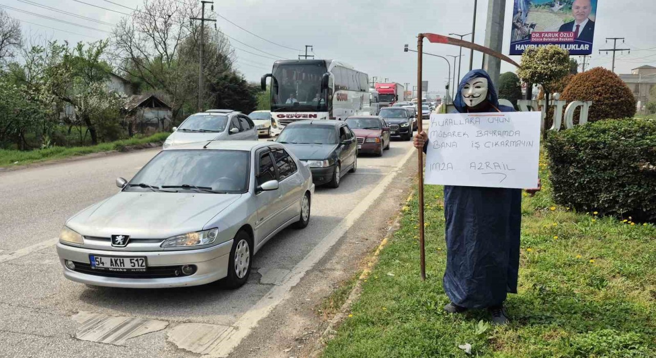 Sürücülere maskeli, tırpanlı uyarı