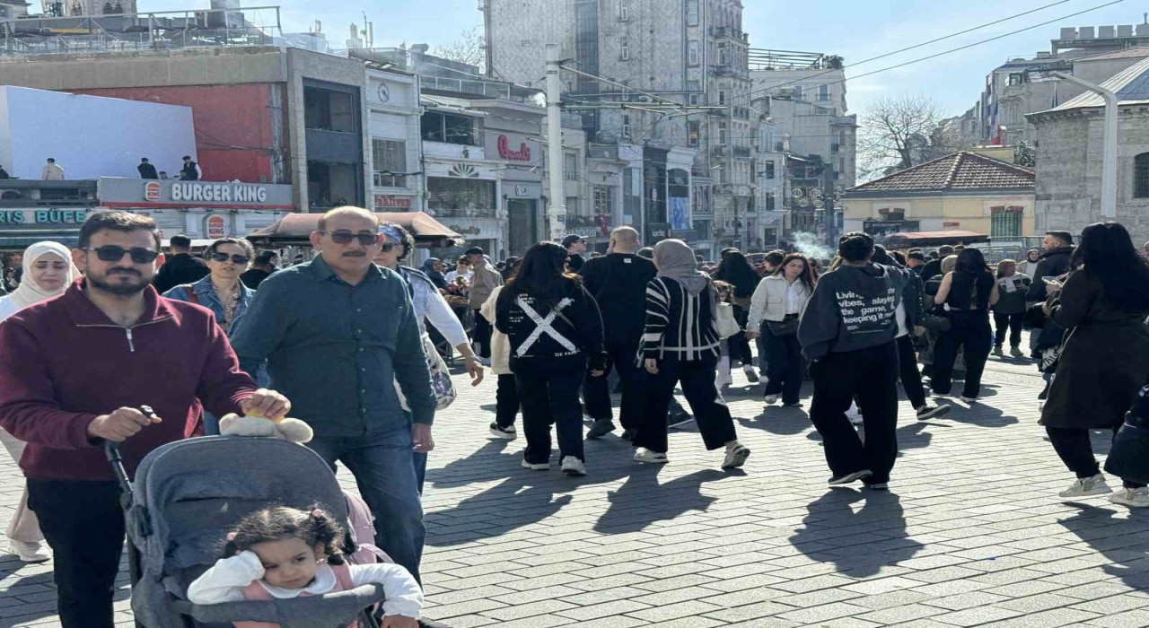 Taksim ve İstiklal Caddesinde bayram yoğunluğu
