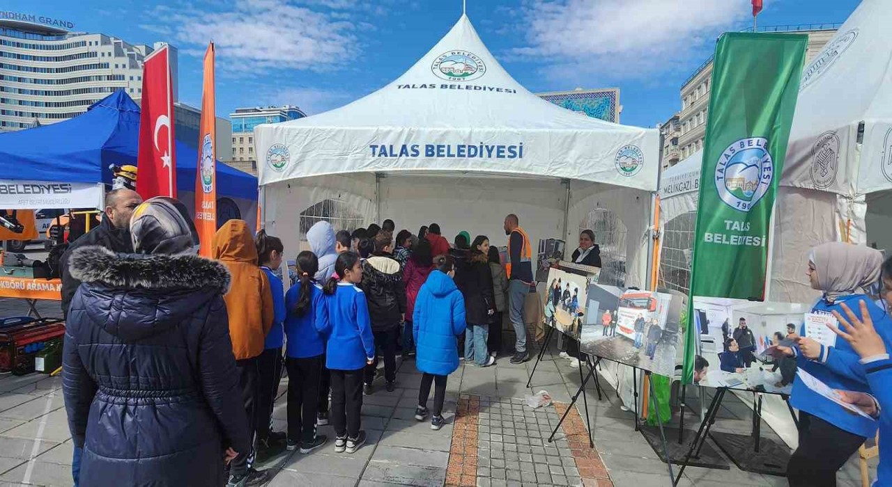 Talas Belediyesinden meydanda deprem standı