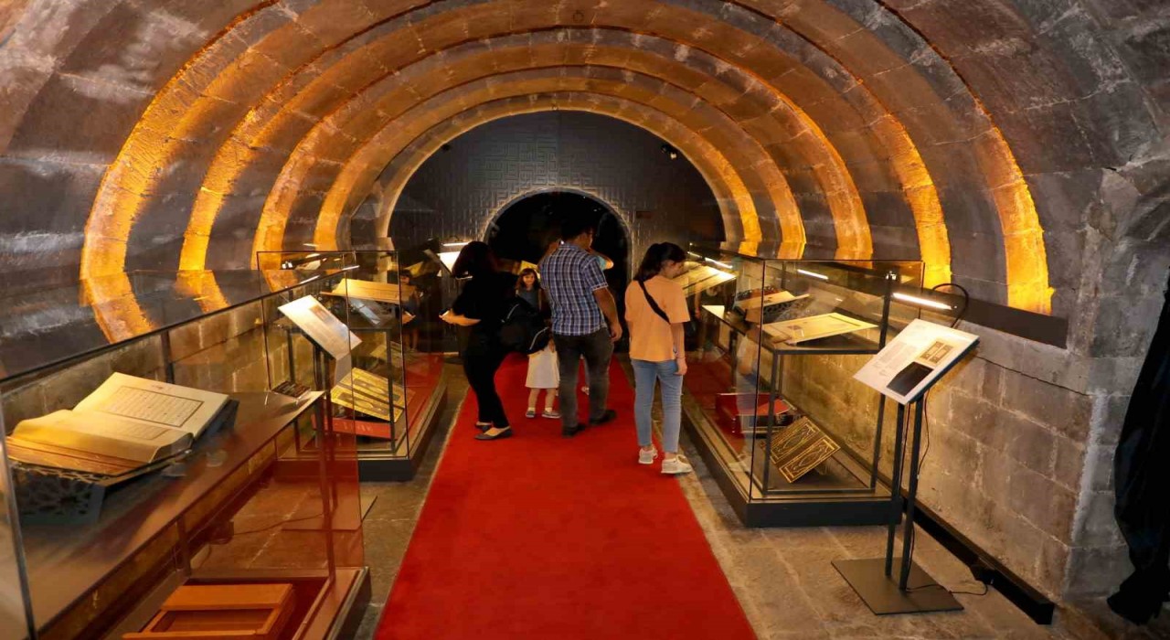 Talasın Tıpkıbasım Kuran Sergisine Ramazan yoğunluğu