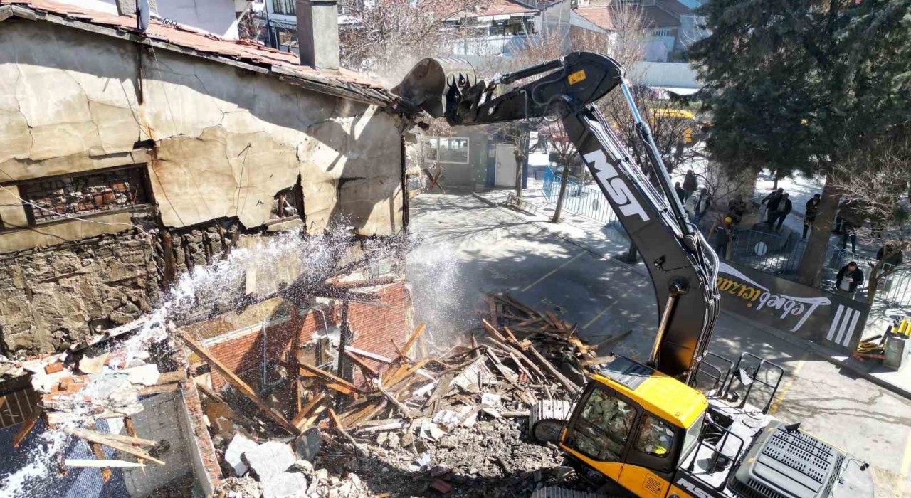Tarihi Meydanda yıkım çalışmaları sürüyor