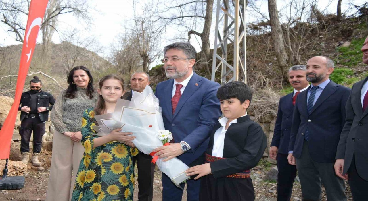Tarım ve Orman Bakanı Yumaklı, Hakkarinin Çukurca ilçesini ziyaret etti