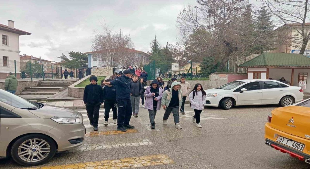 Taşköprüde zabıta ekipleri sayesinde çocuklar okula güvenle gidiyor