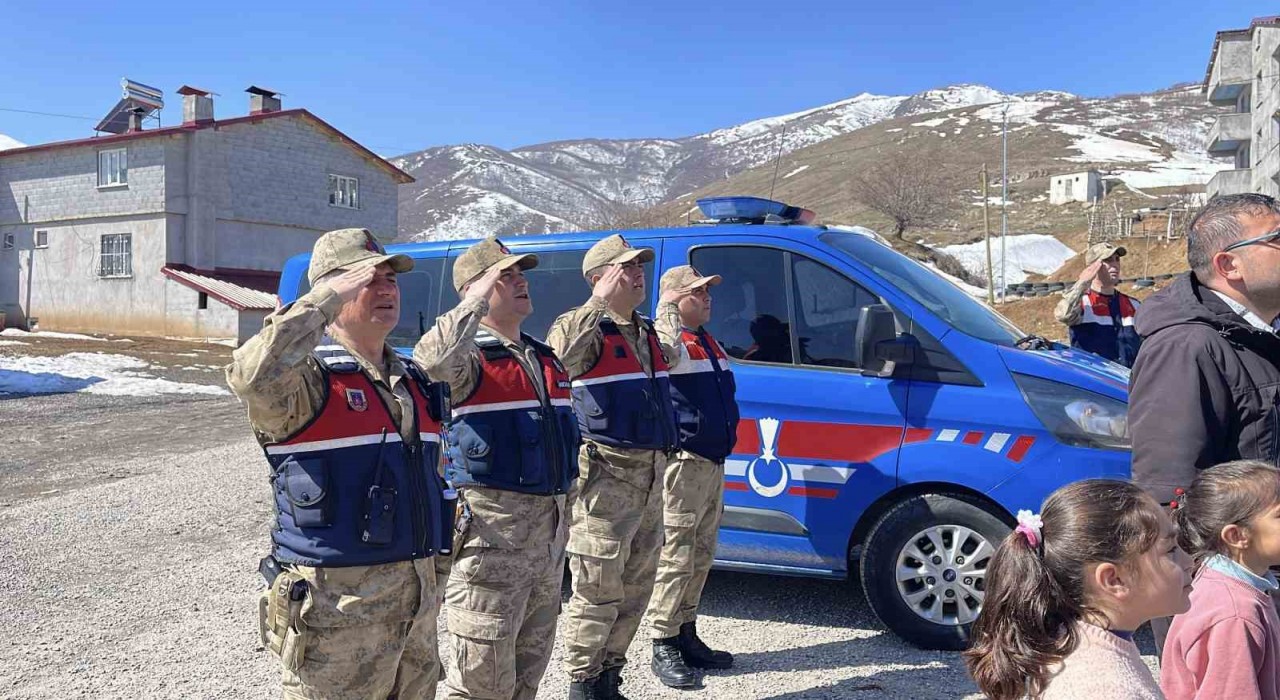 Tatvanda jandarmadan öğrencilere anlamlı destek
