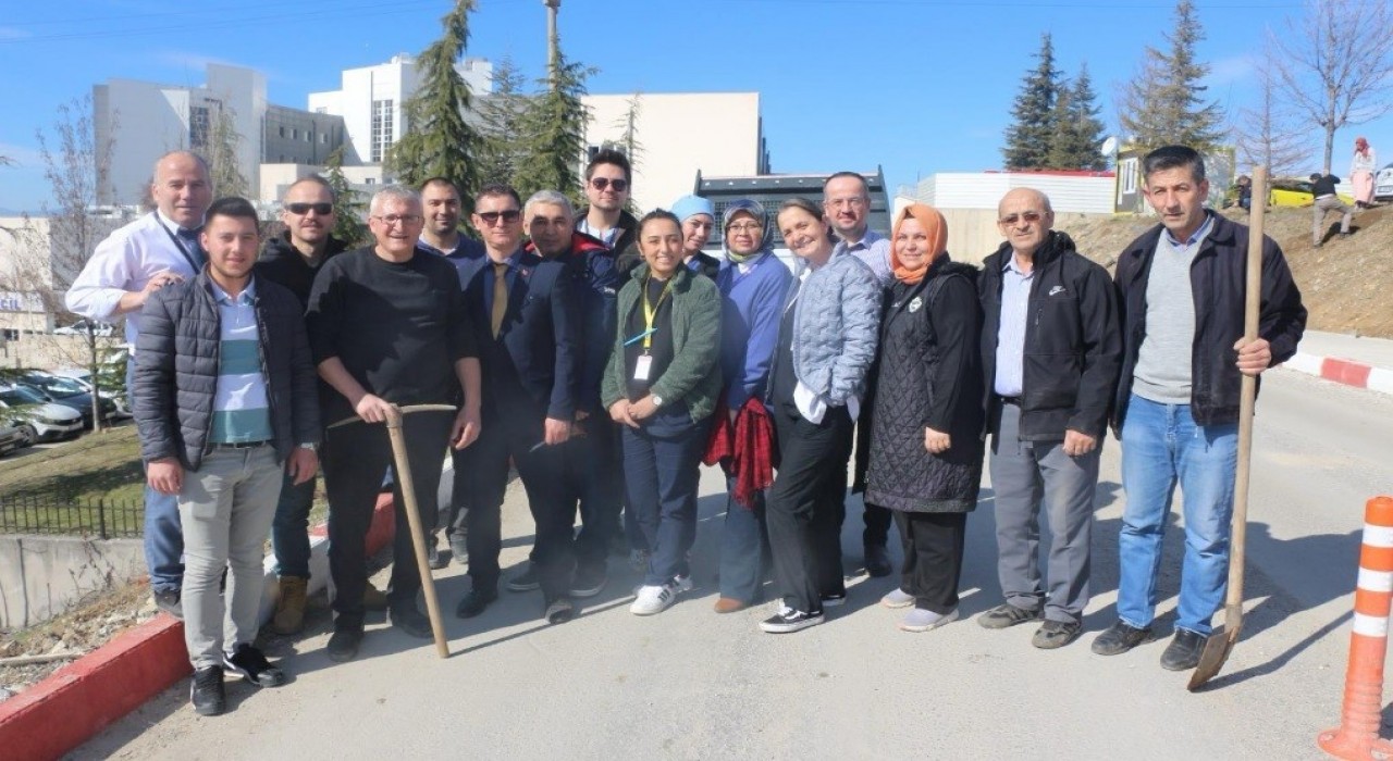 Tavşanlı Devlet Hastanesi personeli, Ramazan ayında 70 adet meyve fidanı dikti