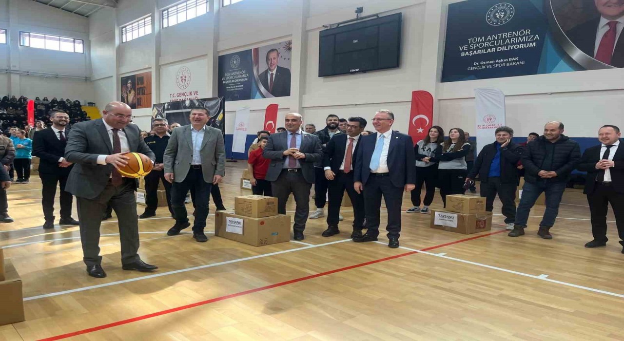 Tavşanlıda 32 okula spor malzemesi desteği