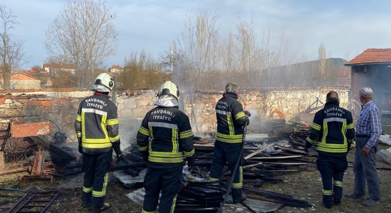 Tavşanlıda çıkan yangın kısa sürede söndürüldü