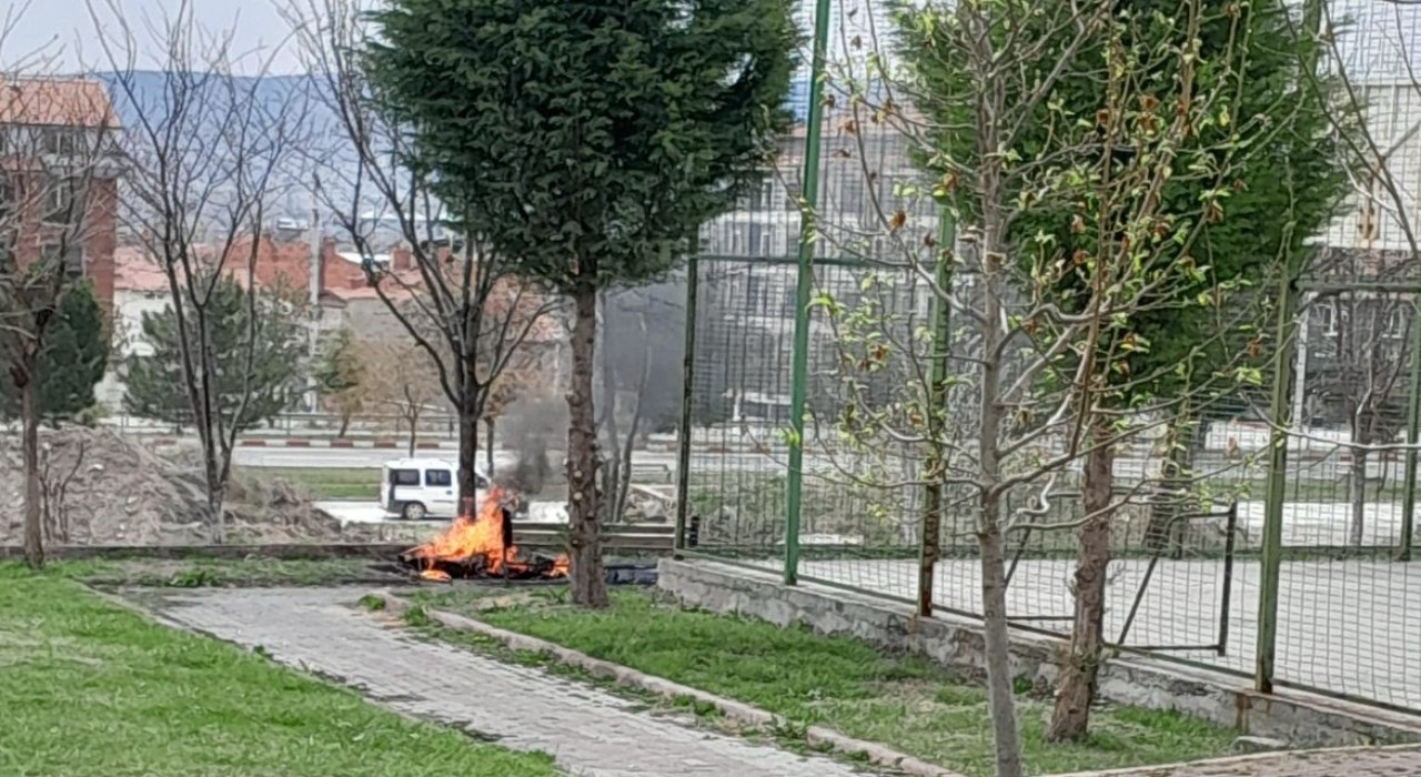 Tavşanlıda eski lastik yangını kısa sürede söndürüldü