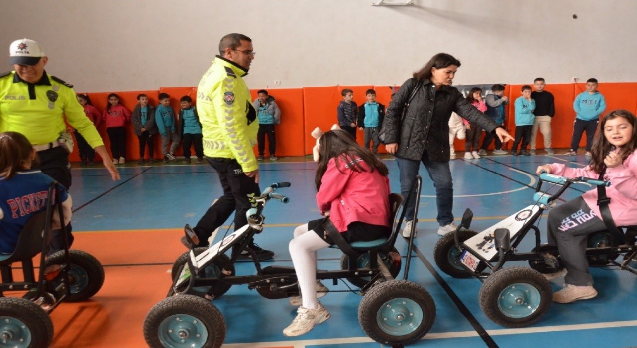 Tavşanlıda öğrenciler trafik parkurunda kuralları öğrendi
