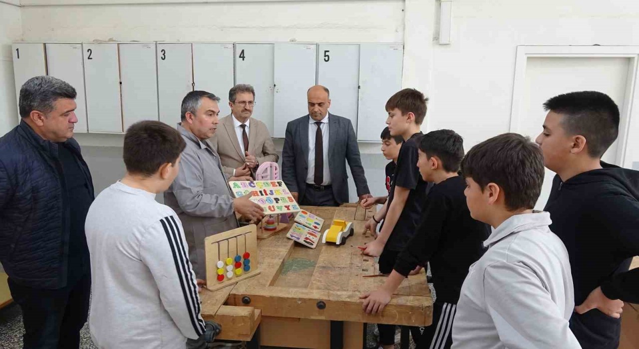 Tavşanlıda öğrenciler zanaat atölyelerinde yeteneklerini geliştiriyor