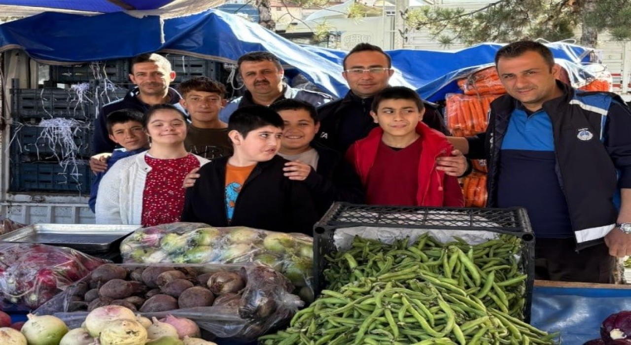 Tavşanlıda Özel Uygulama Okulu öğrencilerinden semt pazarına renkli ziyaret