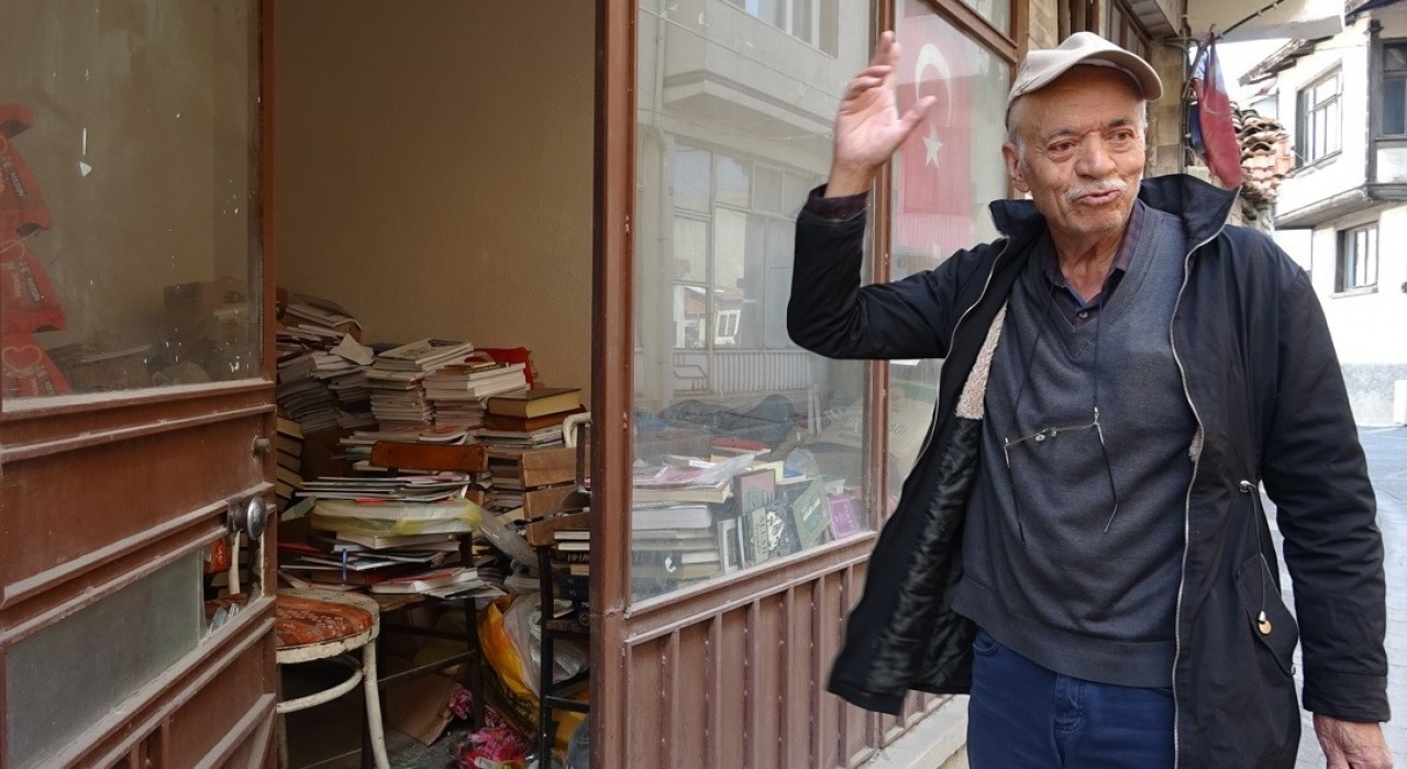 Tavşanlıda ücretsiz kitap dağıtan kitabevinde hırsızlık
