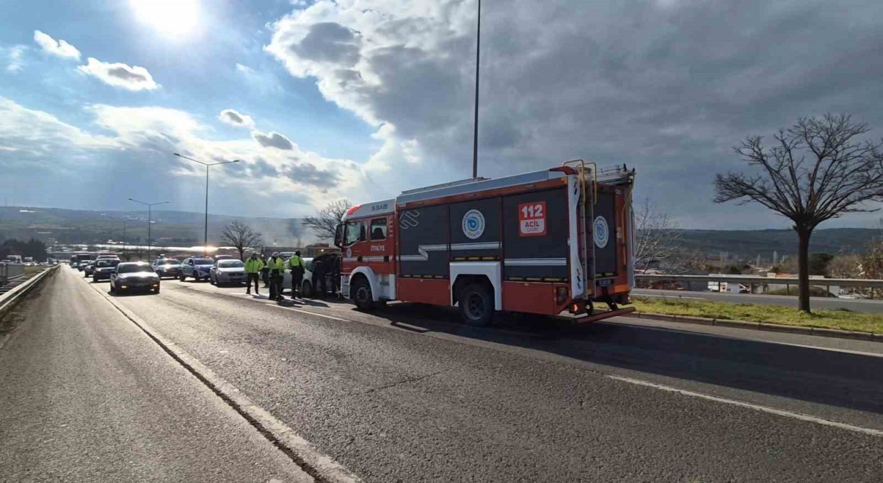 Tekirdağ Çevre Yolunda hararet yapan araç trafiği aksattı