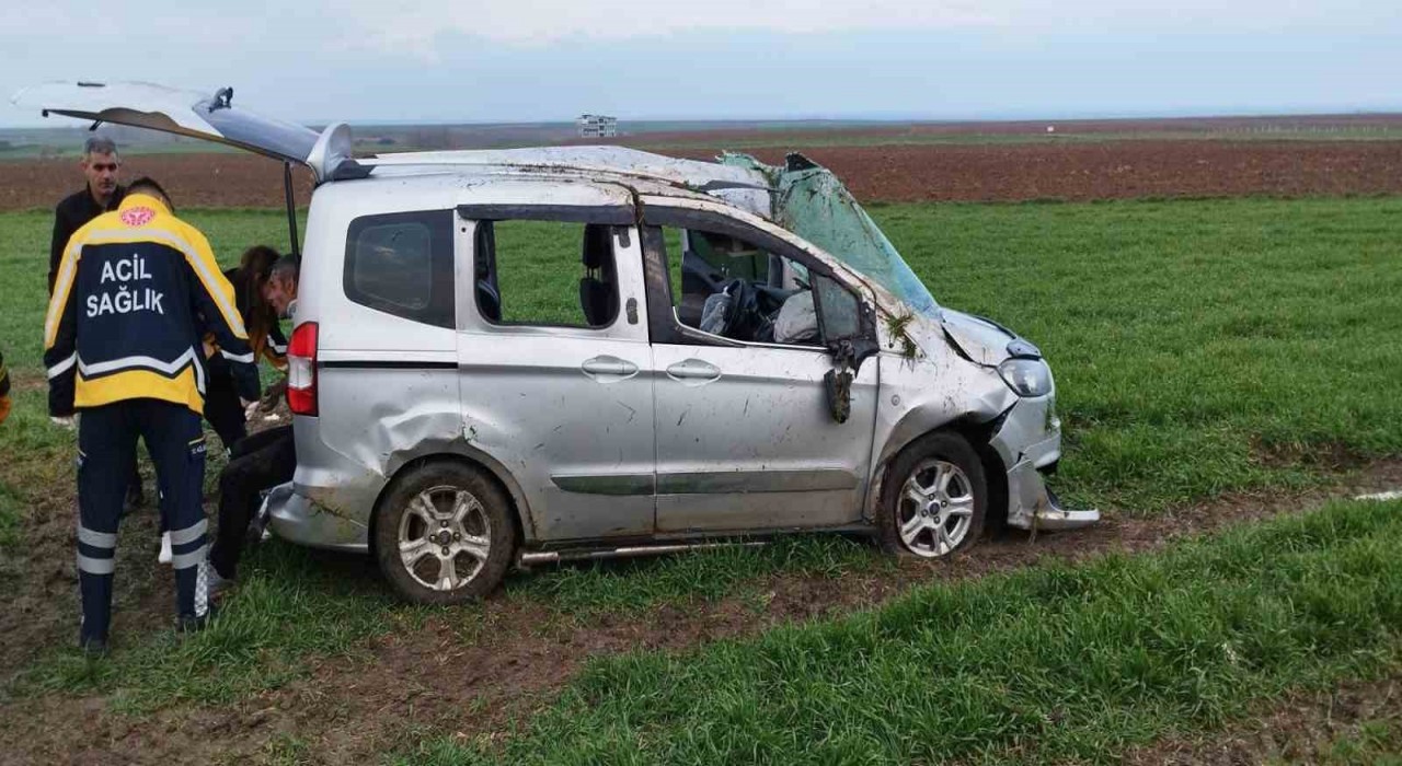 Tekirdağda hafif ticari araç takla attı: 4 yaralı