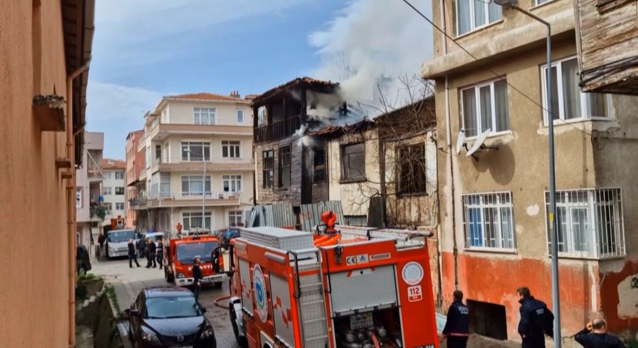 Tekirdağda metruk binada yangın