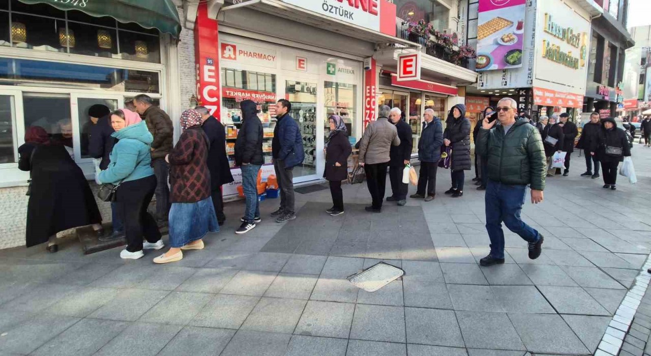 Tekirdağda Ramazan pidesi kuyruğu