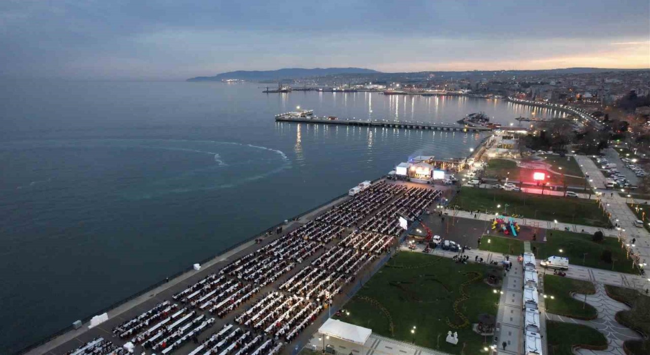 Tekirdağda sahilde 11 bin kişilik dev iftar