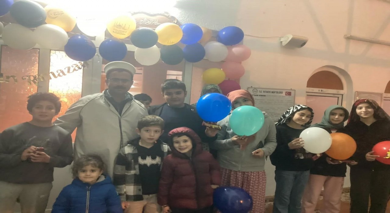Teravih Namazına gelen çocuklara balon ve ikram