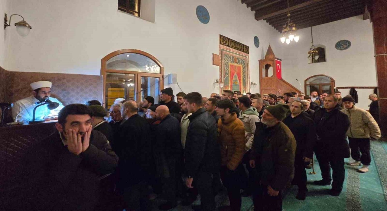 Tercanda Sakal-ı Şerifi görmek için vatandaşlar Merkez Camiine akın etti
