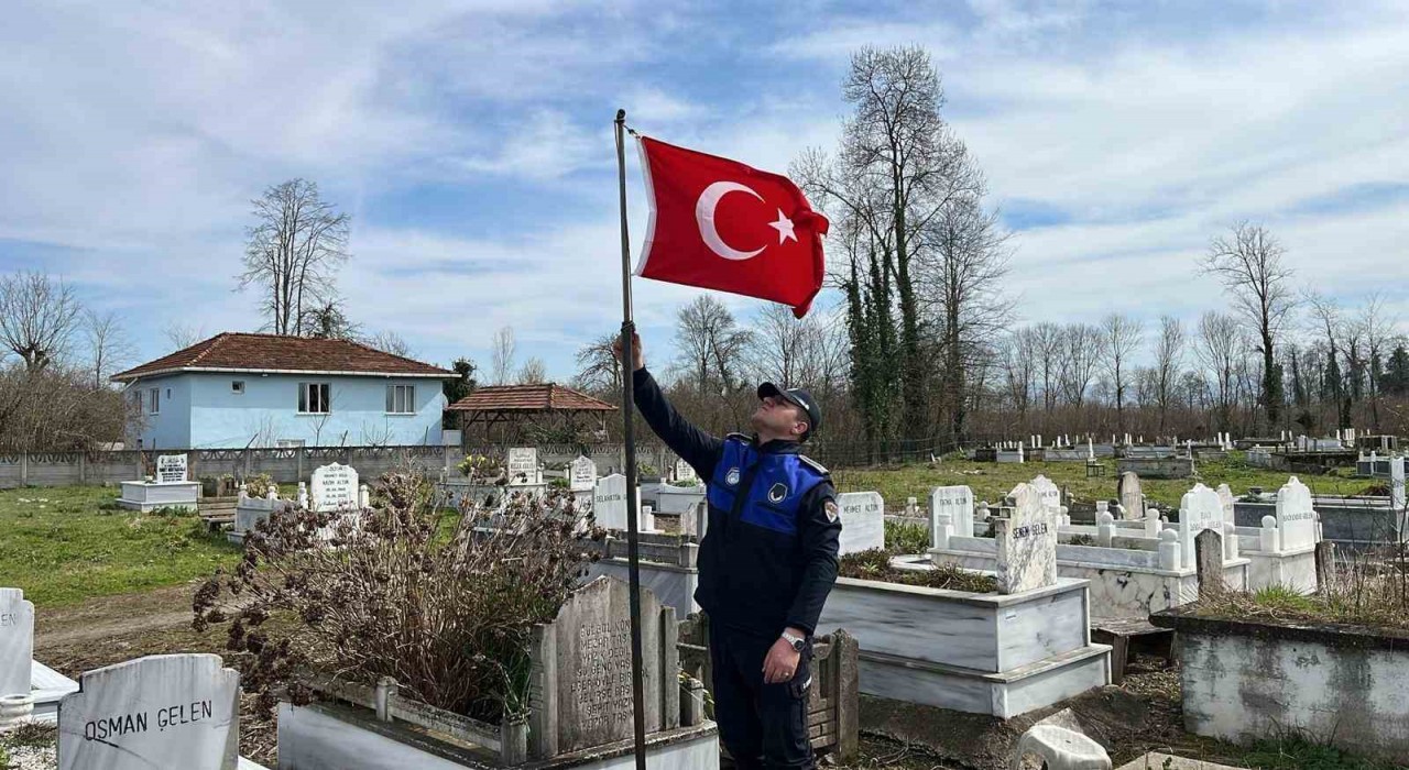 Termede şehit mezarlarındaki bayraklar yenilendi