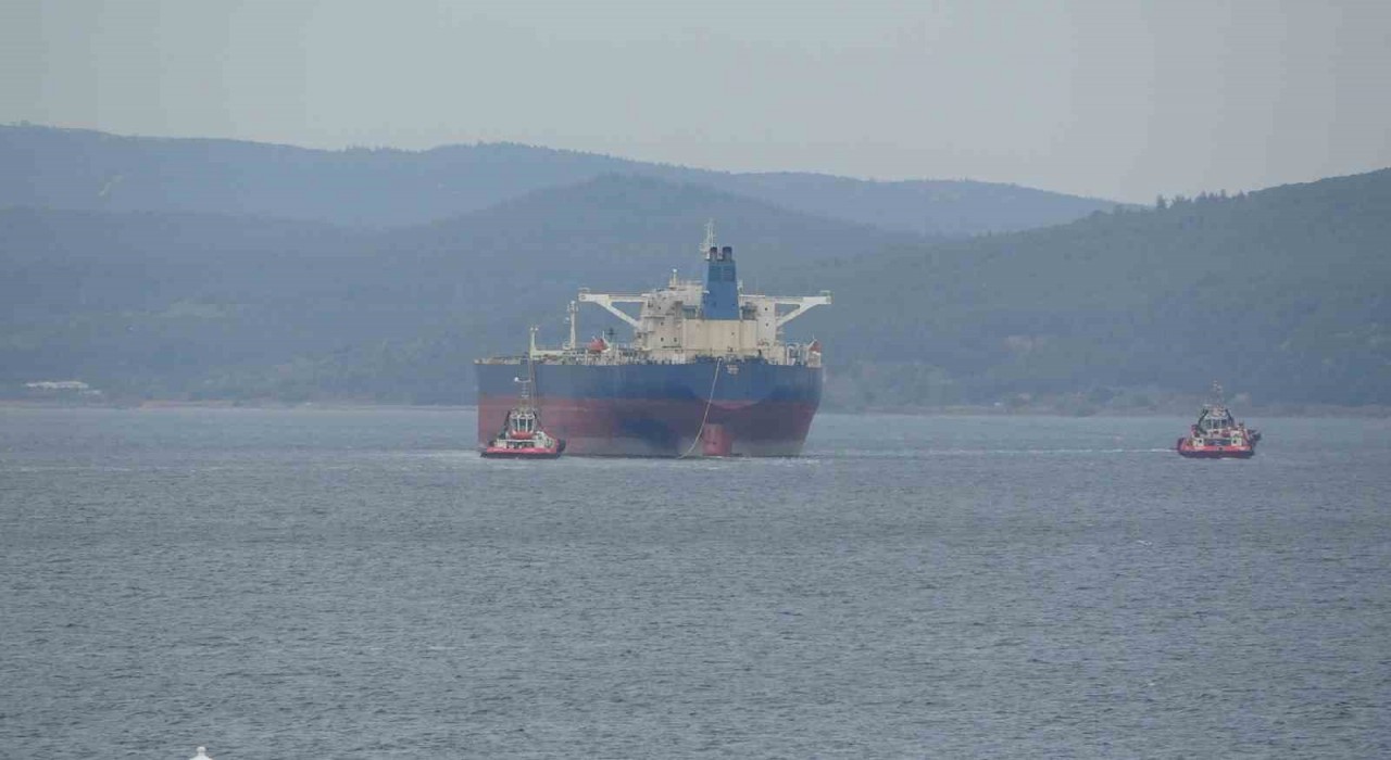 Tersane bakımına götürülen 274 metrelik tanker Çanakkale Boğazından yedeklenerek geçti