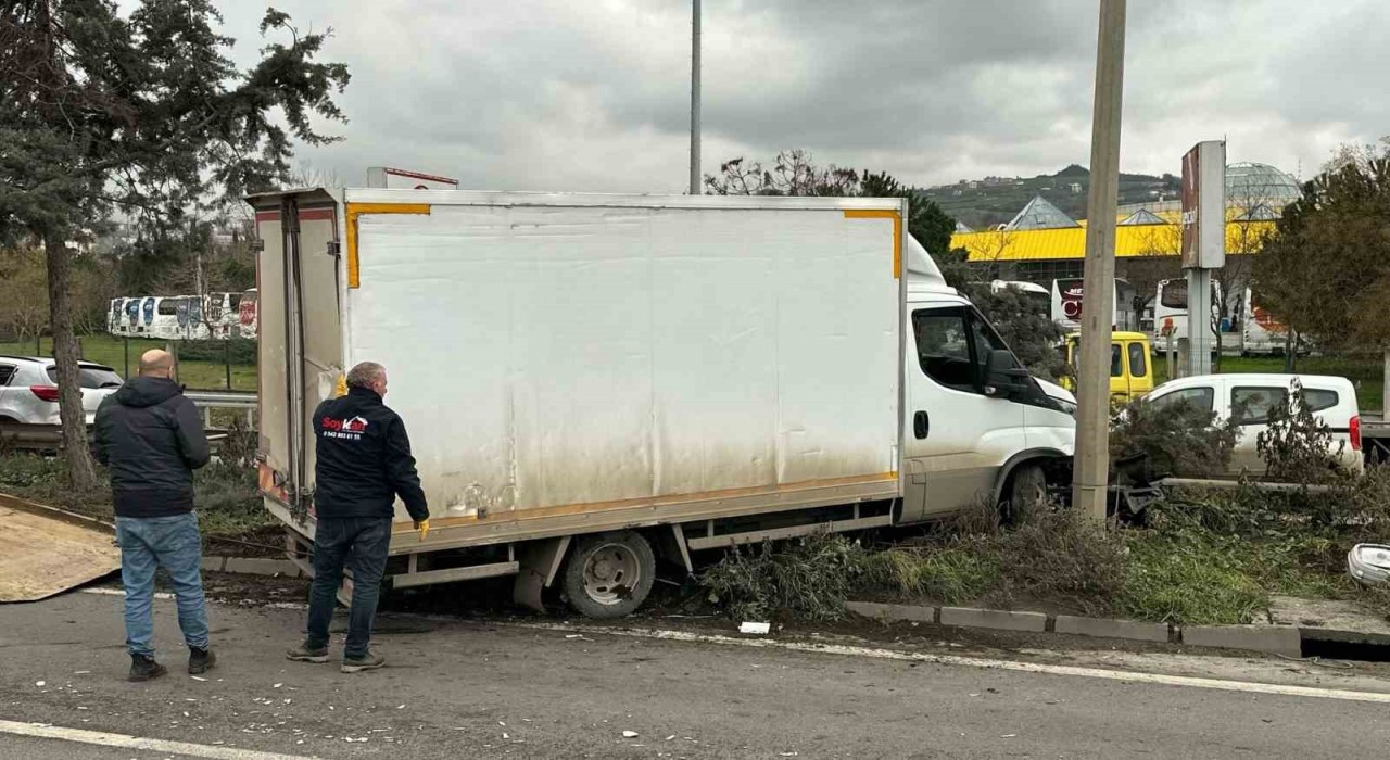 Tır kamyonete çarptı: 1 yaralı