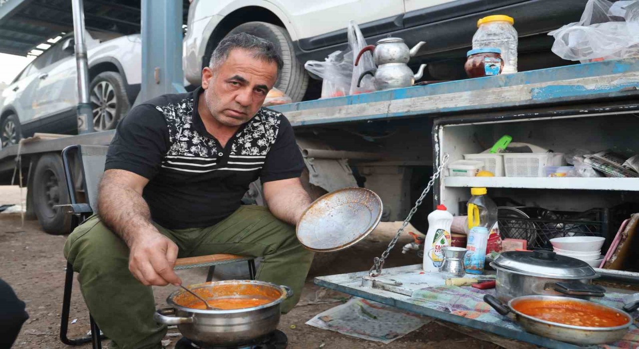 Tır şoförlerinin sandık başında iftar sofrası