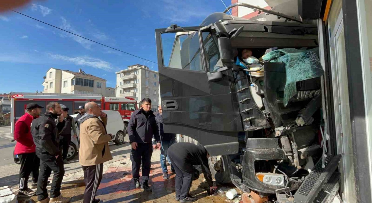 Tırın apartman duvarına çarptığı anlar kamerada: 1i ağır 2 yaralı
