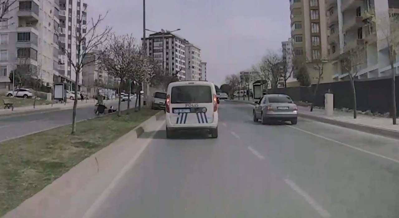 Tofaş önce motosiklete ardından polis aracı ve otomobile çarptı: 4 yaralı