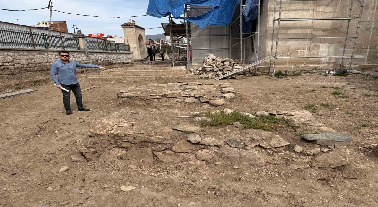 Tokatta 540 yıllık cami restorasyonunda keşfedilen mezarlar sanat tarihçileri tarafından inceleniyor
