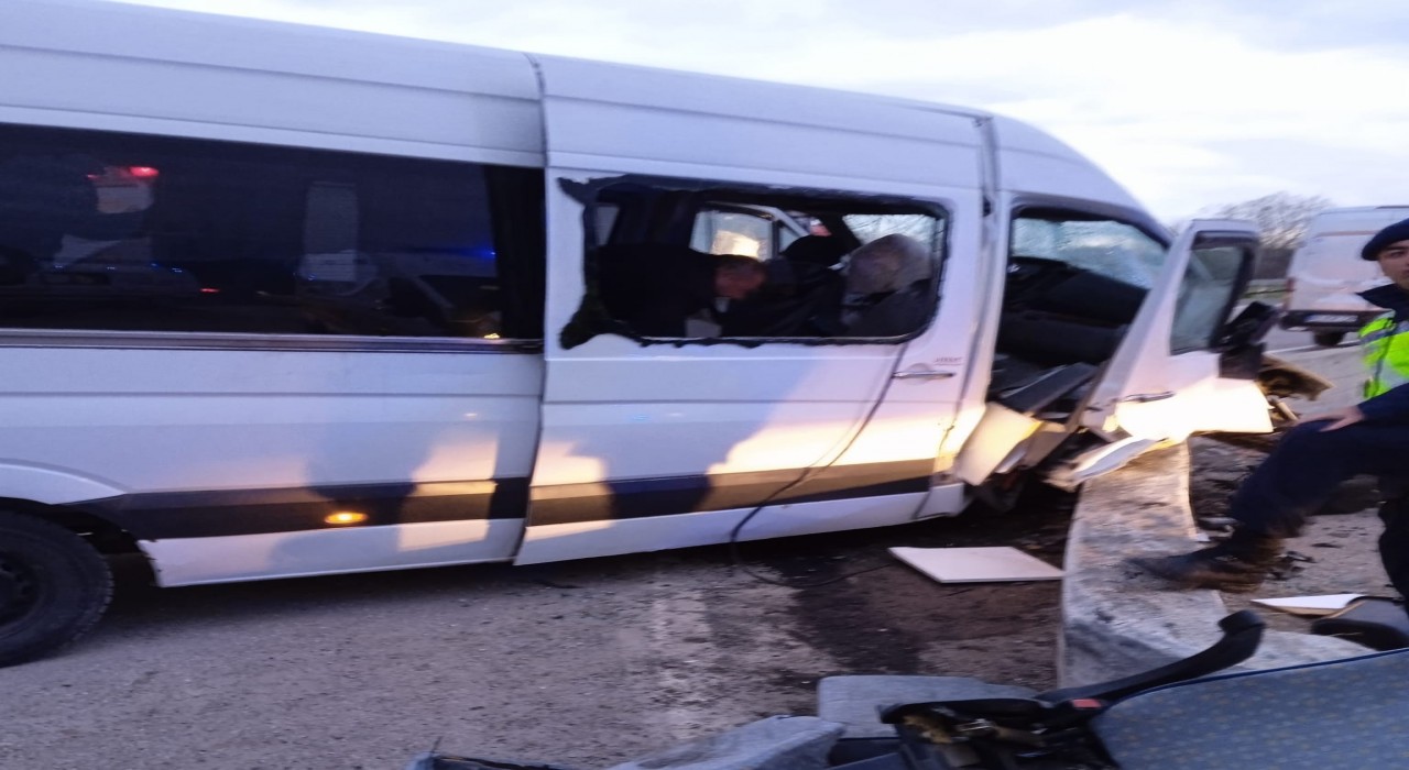 Tokatta işçi servisi istinat duvarına çarptı: 21 yaralı