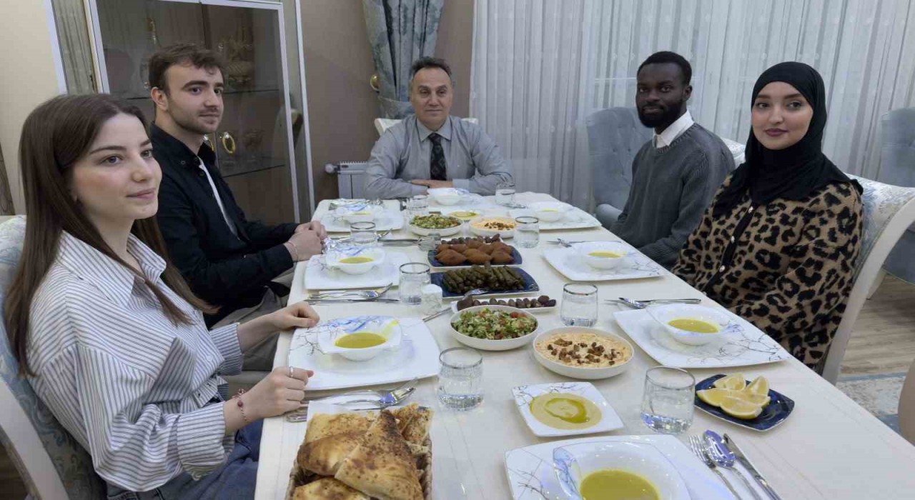 Tokatta öğrenciler bu sefer sınıfta değil akademisyenlerinin evinde buluştu